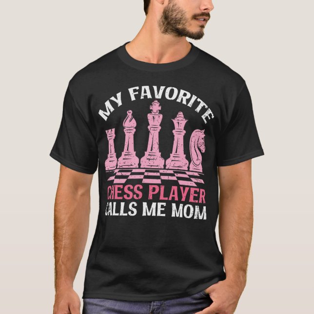 My Favorite Chess Player Calls Me Mom Chess Day T-Shirt (Vorderseite)