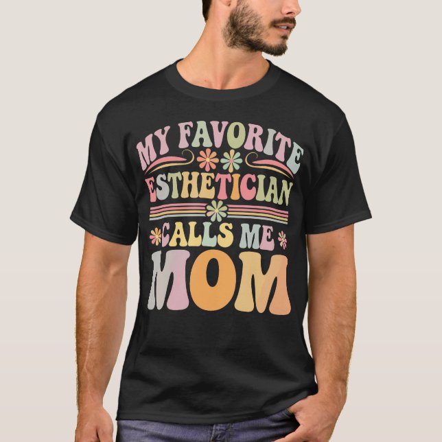 My Favorite Esthetician Calls Me Mom Groovy Mother T-Shirt (Vorderseite)