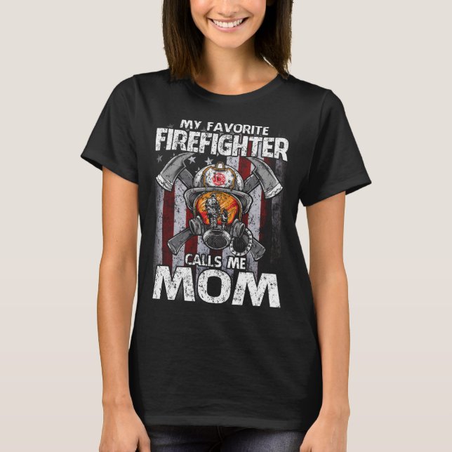 My Favorite Firefighter Calls Me MOM USA Flag T-Shirt (Vorderseite)