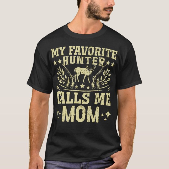 My Favorite Hunter Calls Me Mom Of Hunter Hunting T-Shirt (Vorderseite)