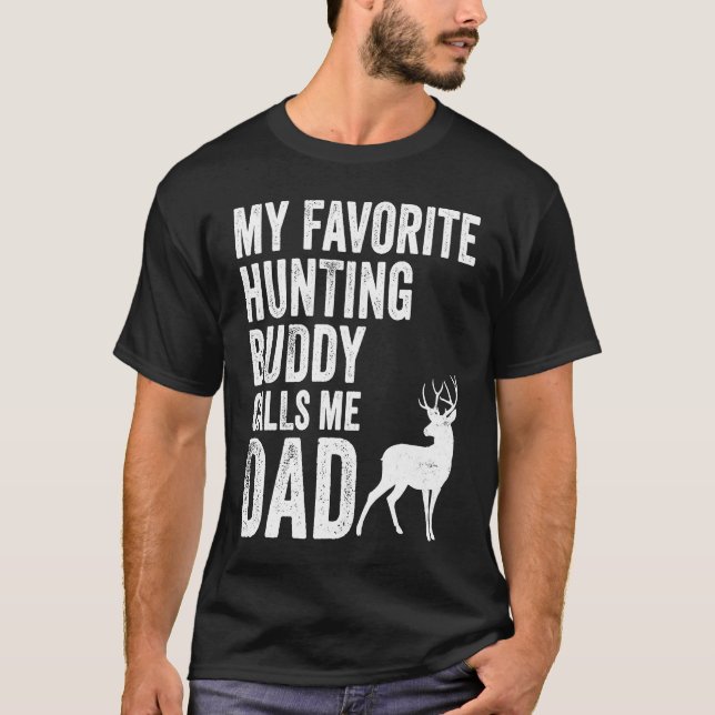 My Favorite Hunting Buddy Calls Me Dad Deer Hunter T-Shirt (Vorderseite)