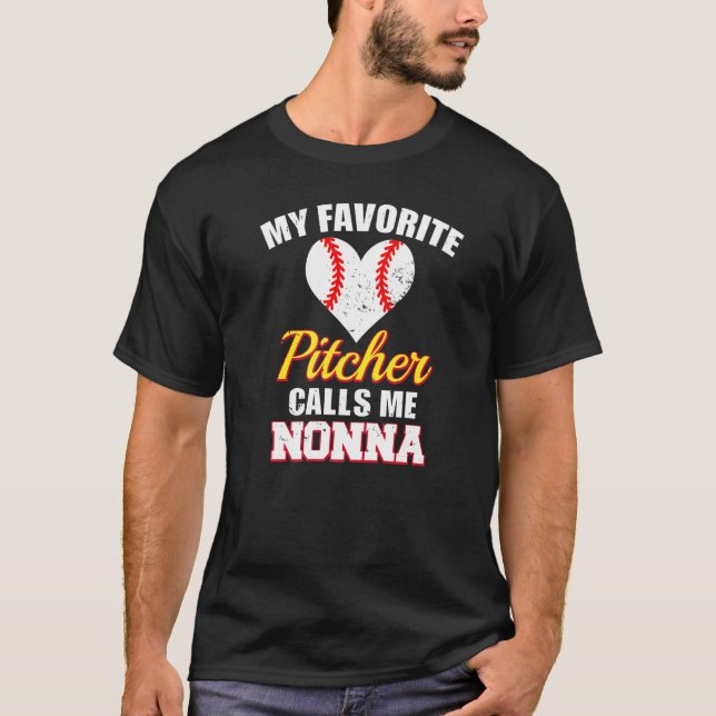 My Favorite Pitcher Calls Me Nonna Pitcher Basebal T-Shirt (Vorderseite)
