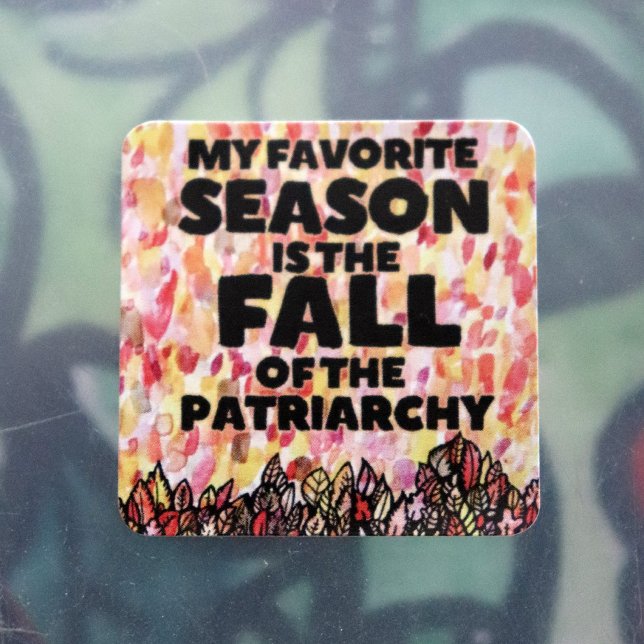 My Favorite Season is the fall of the Patriarchy Quadratischer Aufkleber (Von Creator hochgeladen)