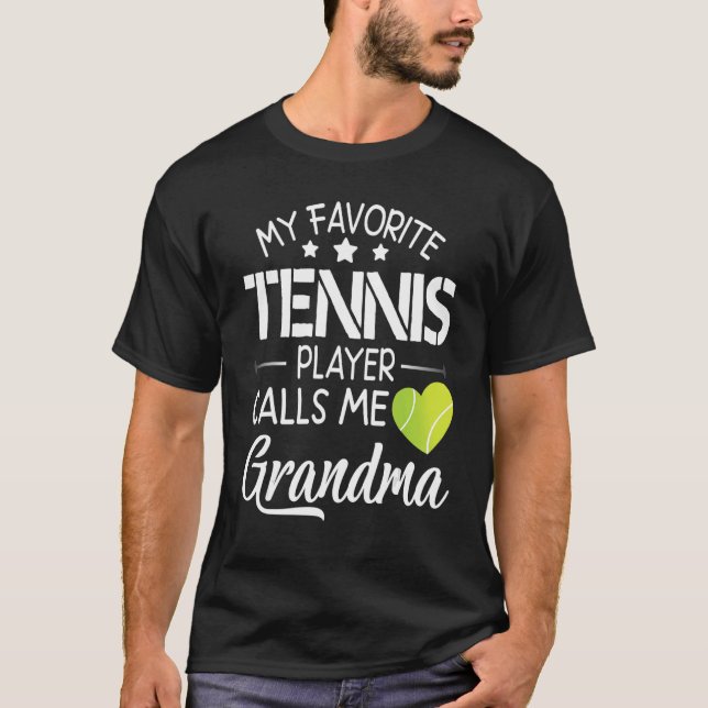 My Favorite Tennis Player Calls Me Grandma Happy F T-Shirt (Vorderseite)