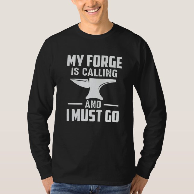 My Forge Is Calling And I Must Go Blacksmith Premi T-Shirt (Vorderseite)