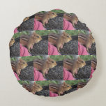 My Friend Chippy Round Pillow Rundes Kissen<br><div class="desc">Fügen Sie jedem Zimmer mit diesem Design etwas Spaß hinzu oder fügen Sie ein eigenes Design hinzu. Alle Erlöse aus diesem Kissendesign gehen an hungrige Menschen in einer Lebensmittelbank in unserer Nähe. Vielen Dank und Gott segne</div>