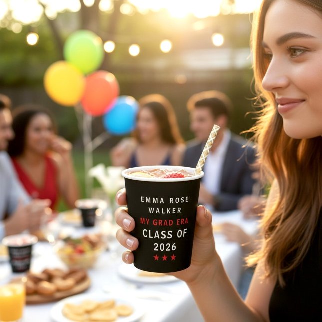 My Grad Era Class of 2026 Red Stars Text Design Pappbecher (Von Creator hochgeladen)
