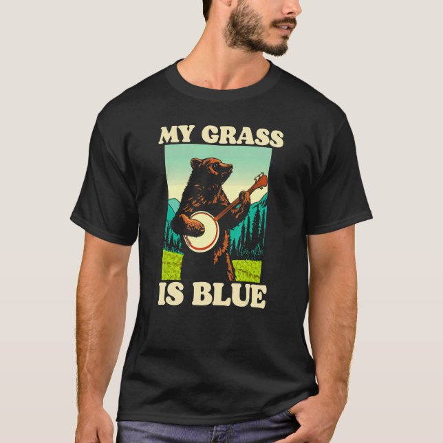 My Grass Is Blue Banjo Bear Retro Nature Graphic T-Shirt (Vorderseite)