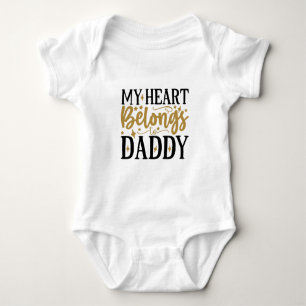 My Heart gehört Daddy Typografie Baby Strampler