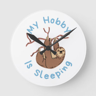 My Hobby Is Sleeping – Funny Sloth Design Runde Wanduhr