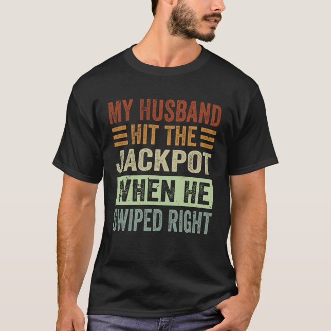 My Husband Hit The Jackpot When He Swiped Right  1 T-Shirt (Vorderseite)