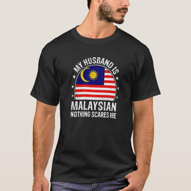 My Husband Is Malaysian Nothing Scares Me Malaysia T-Shirt (Vorderseite)