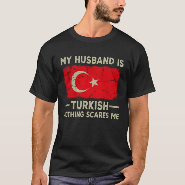 My Husband is Turkish Nothing Scares Me Wife T-Shirt (Vorderseite)