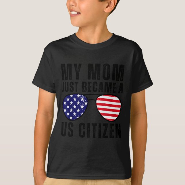 My Mom Just Became A Us Citizen Proud New American T-Shirt (Vorderseite)