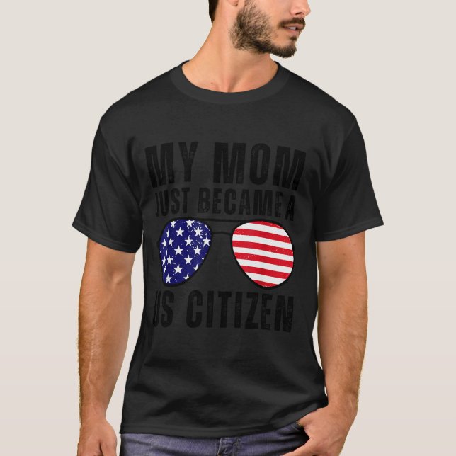My Mom Just Became A Us Citizen Proud New American T-Shirt (Vorderseite)