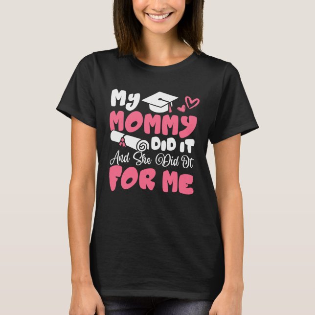 My Mommy Did It And She Did It Graduation Mom Prou T-Shirt (Vorderseite)