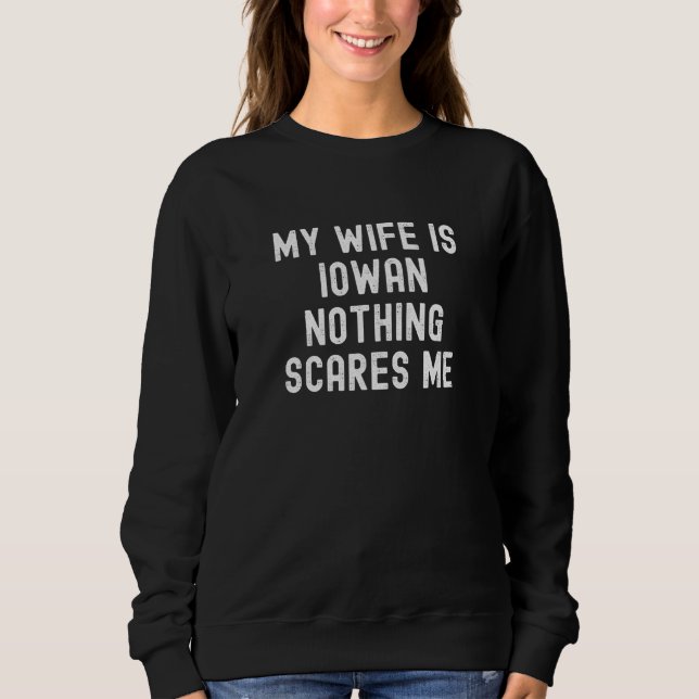 My Wife Is Iowan Nothing Scares Me Sweatshirt (Vorderseite)