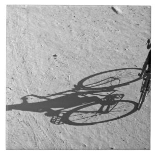 Myamar, Bagan, Junge, der auf einem riesigen Fahrr Fliese