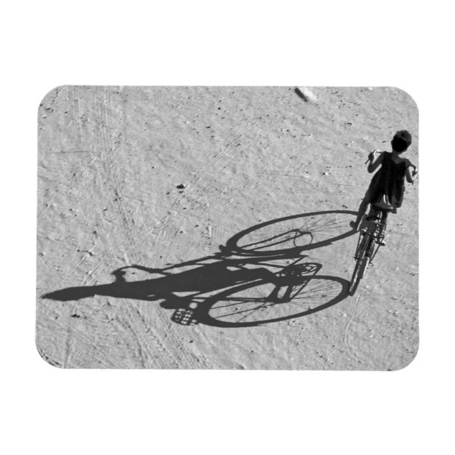 Myamar, Bagan, Junge, der auf einem riesigen Fahrr Magnet (Horizontal)