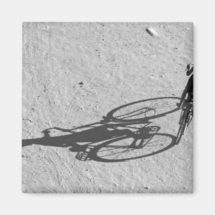 Myamar, Bagan, Junge, der auf einem riesigen Fahrr Magnet