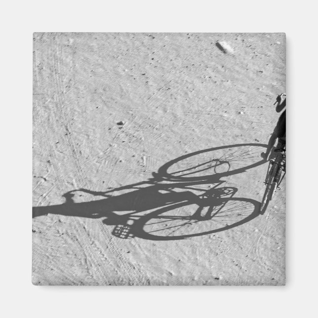 Myamar, Bagan, Junge, der auf einem riesigen Fahrr Magnet (Vorne)