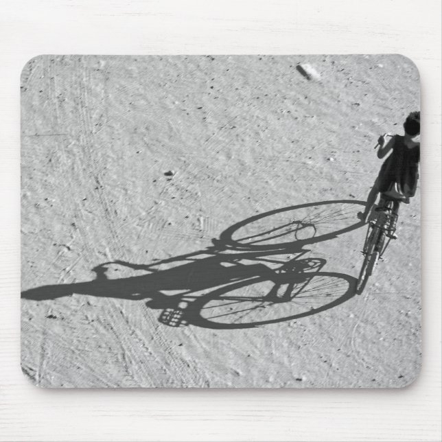 Myamar, Bagan, Junge, der auf einem riesigen Fahrr Mousepad (Vorne)