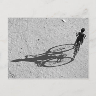 Myamar, Bagan, Junge, der auf einem riesigen Fahrr Postkarte