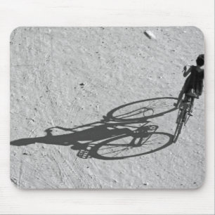 Myanmar, Bagan, Junge auf einem riesigen Fahrrad u Mousepad