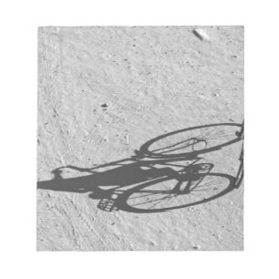 Myanmar, Bagan, Junge auf einem riesigen Fahrrad u Notizblock