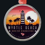 Myrtle Beach Leuchtturm SC Retro Sunset Souvenirs Ornament Aus Metall<br><div class="desc">Myrtle Beach Retro Strand Design für Urlaub. Myrtle Beach South Carolina Insel Vintage Souvenirs für Reisen nach South Carolina. Myrtle Beach Strandkunst für Urlauber und Rucksacktouristen aus South Carolina. Myrtle Beach retro Souvenir. Entworfen für Rucksacktouristen und Reisen nach South Carolina , Insel mit Strand Vintagen Souvenirs für Badeurlauber. - Sie...</div>