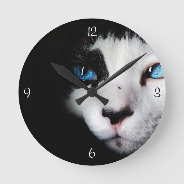 Mysteriöse blaue mit Augen Tuxedo-Katzen-Uhr Runde Wanduhr (Vorderseite)