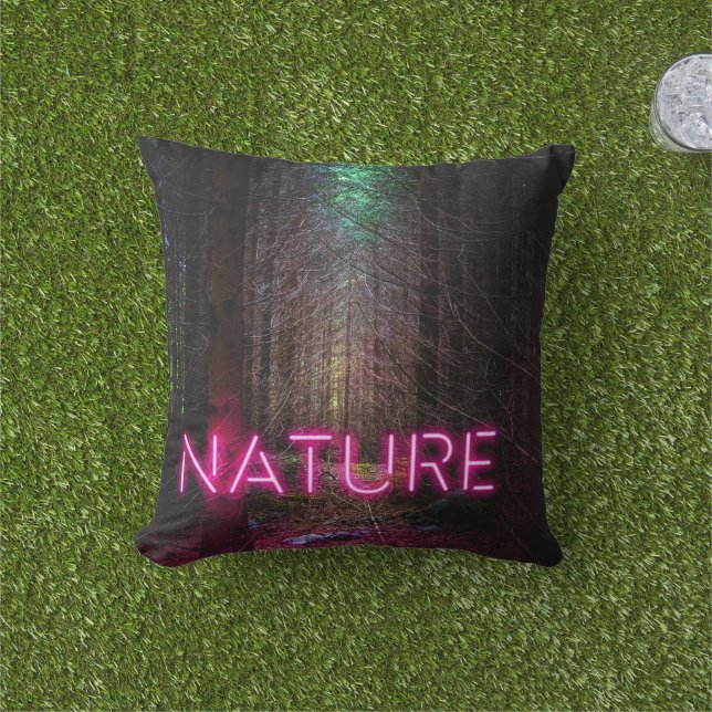 Mysteriöse Fichtenwälder Natur Neon magenta Zeiche Kissen (Golfball-Marker)