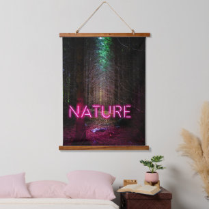 Mysteriöse Fichtenwälder Natur Neon magenta Zeiche Wandteppich Mit Holzrahmen