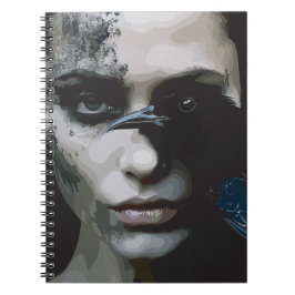 Mysteriöse Frau mit Raven Notizblock