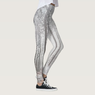 Mysteriöse Straße in einem gefrorenen Nebelwald Leggings