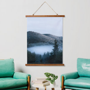 Mysteriöser Nebel, der im Wintersprudelwald gefang Wandteppich Mit Holzrahmen