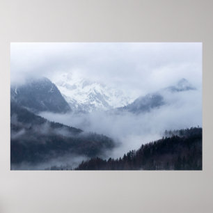 Mysteriöser Nebel durch Hügelschichten Poster