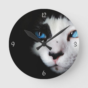 Mysterious Blue Eyed Tuxedo Cat Clock Runde Wanduhr