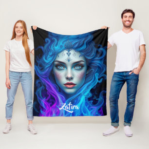 Mysterium Frau tritt aus blauen und violetten Flam Fleecedecke