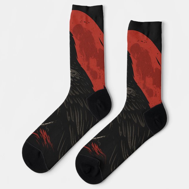 Mystic Raven Under the Blood Moon – Dark Fantasy  Socken (Linkes Detail)