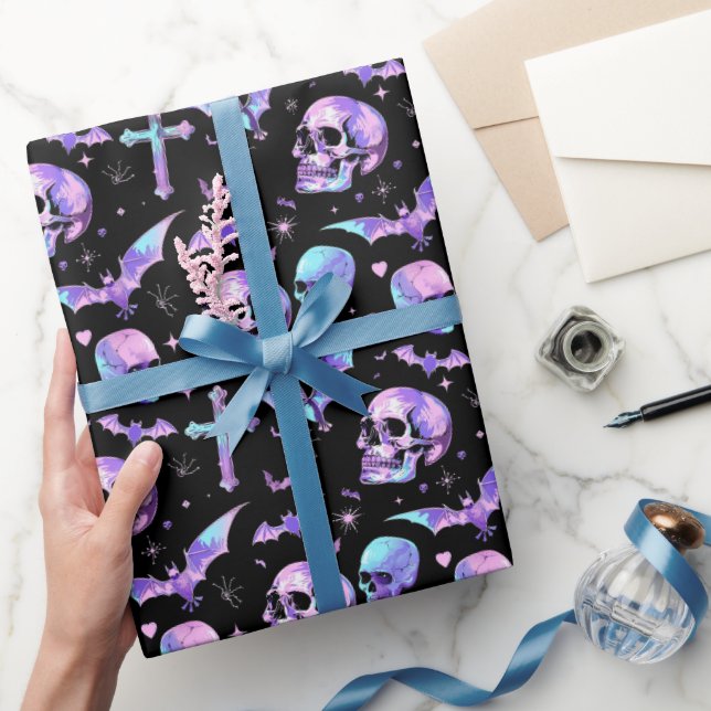 Mystic Skulls Bats & Crosses Geschenkpapier (Schenken)