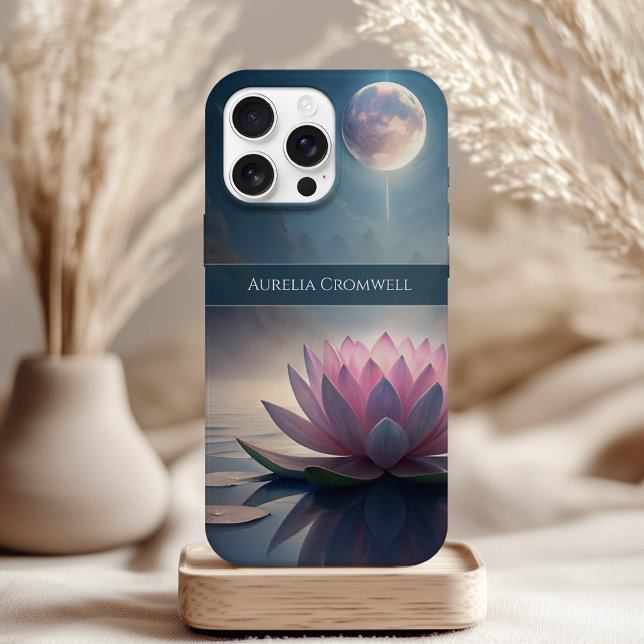 Mystical Full Moon Lotus mit Individuelle Name Case-Mate iPhone Hülle (Mystical Full Moon Lotus with Custom Name Case-Mate iPhone Case on a table with boho decor)