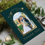 Mystical Green Gold Sun Moon Stars Foto Wedding Dankeskarte<br><div class="desc">Mystisch Chic Green Gold Sun Moon Stars Celestial Astronomy Space Foto Wedding Dankeschön Karten zeigt die Sonne, Mond und Sterne mit einem goldenen Rahmen umgeben Ihr Lieblingsfoto auf einem grünen Hintergrund. Auf der Rückseite fügen Sie Ihre benutzerdefinierte Dankeschön-Nachricht und ein zusätzliches Bild. Personalisieren Sie diese, indem Sie den Text in...</div>