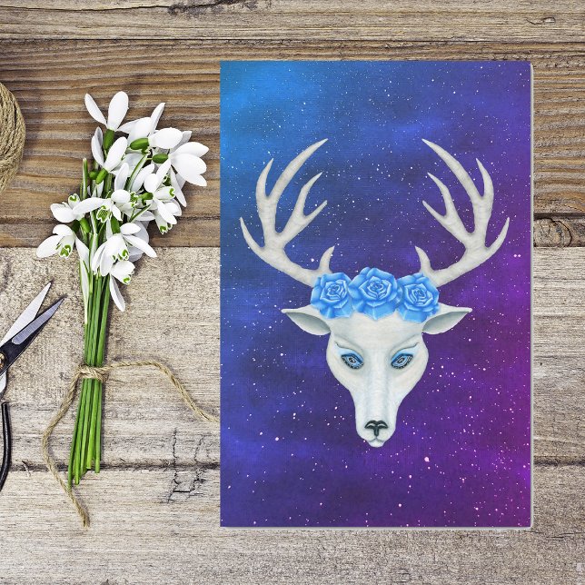 Mystical White Hirsch Head Blue Rose Star Sky Seidenpapier (Mystical white deer head antlers wearing blue roses in night blue purple sky stars on tissue paper.)