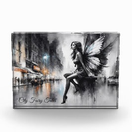 Mystische Flügelmädchen in Schwarz-Weiß-Stadt Fotoblock