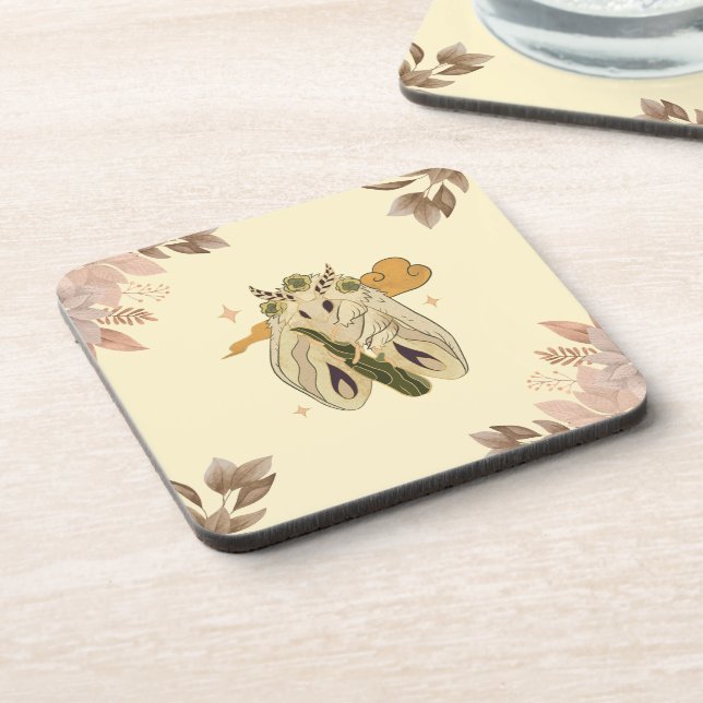 Mystische Grafik, beige Fee Moth Getränkeuntersetzer (Linke Seite)