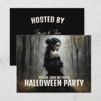 Mystische Lady im Dunklen Halloween-Wald
