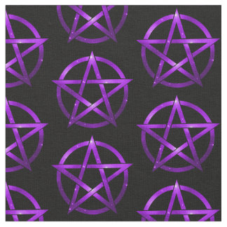 Mystische Lila Pentagramme auf Black Cheeky Hexe® Stoff