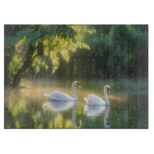 Mystische Schwäne glänzen auf Sommerteich Schneidebrett