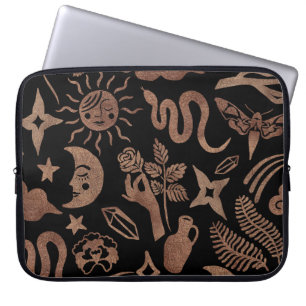 Mystische Symbole: Schlange, Sonne, Mond. Laptopschutzhülle